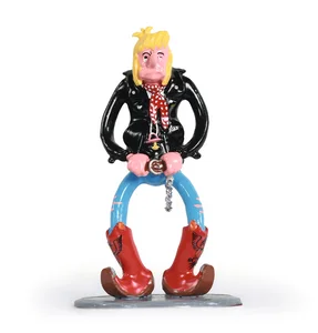 La figurine de 14 cm est en métal polychrome.
Tirage de 50 exemplaires + 30 HC.
Livrée dans une boîte en simili cuir.