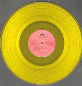 Le vinyle jaune.