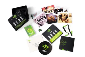 Le coffret contient : 

1 autocollant, 
1 poster, 
6 cartes photos,
1 enveloppe, 
1 ruban,
1 médiator,
1 K7 audio et le double CD.
