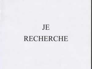 Avec bandes rouges au-dessus et en dessous sur le recto de la jaquette (sans écritures tranches).