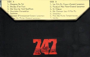 Le logo 747 est gravé sur le boîtier en rouge.