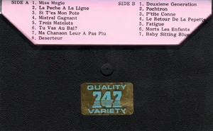 Le logo 747 est un autocollant doré avec écriture bleue, collé sur la boîter.