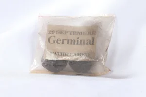 Sachet promo offert à la presse pour la sortie du film le 29 septembre 1993
au cinéma Pathé Caméo de Tour.
Il contient deux charbons de bois ainsi qu'un petit carton portant 
le nom du cinéma et des différents sponsors.