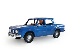 La voiture à l'échelle 1/18 est en métal polychrome.
L : 22 cm, l : 8 cm, H : 8 cm et poids 2,364 kg.
tirage de 7 exemplaires HC.
Livrée dans une boîte en bois.