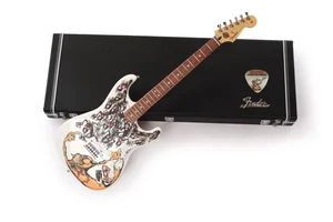 La guitare Fender stratocaster player polar white PF 
est illustrée d'un dessin de Ptiluc.
Tirage 15 exemplaires commercialisés (15 blanches), 7 HC (5 blanches et 2 noires) et 6 EA (3 blanches et 3 noires).
Elle est signée par Renaud et Ptiluc et présentée dans un étui case Fender.
Ici la blanche.