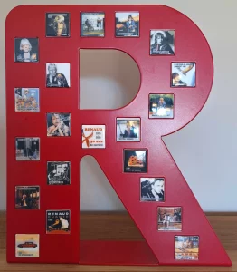 Sur "Le R" métallique.